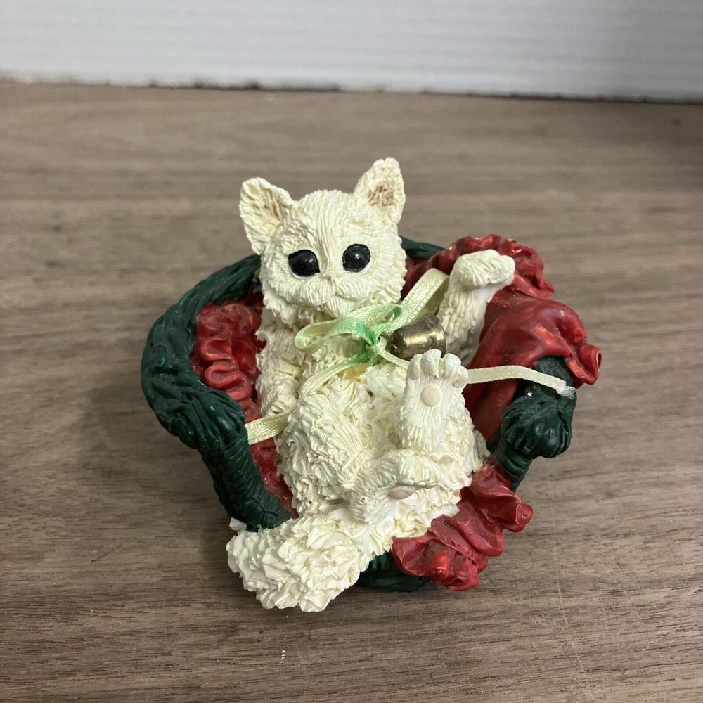 Resin White Kitten/Cat In Wicker Look Basket‎ Bed Ribbon Bell Christmas Figurine